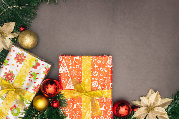 Altın uçlu güzel Noel süslemeleri kırmızı süsler ve Noel hediyeleri - Fotoğraf, Görsel