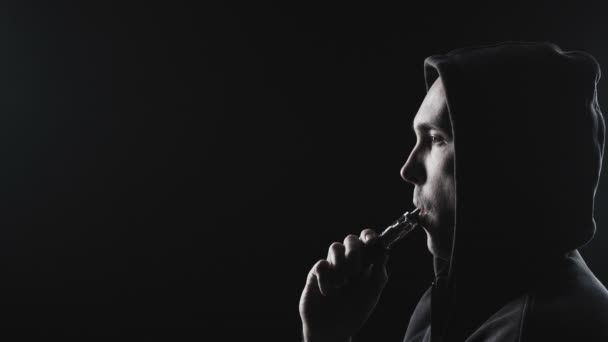 Homme avec la cigarette électronique dans le capot
 - Séquence, vidéo