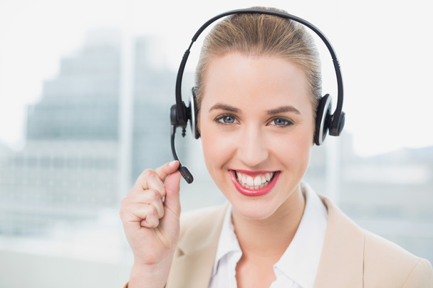 Cheerful pretty agent dealing with customer - Photo, Image