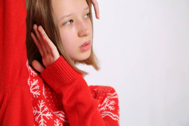Studio ritratto di teen girl europea sul tema di Natale
 - Foto, immagini
