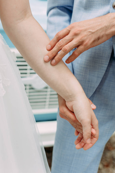 amoroso casal segurar as mãos agarrar toque romântico
 - Foto, Imagem
