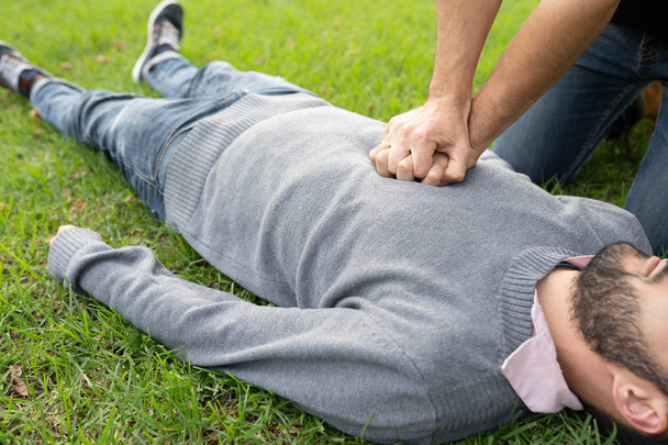Pronto Soccorso CPR emergenza rcp sull'uomo infarto, rianimazione cardiopolmonare
 - Foto, immagini