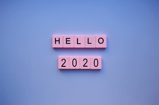 Merhaba 2020 kelime ahşap küpler mavi arka planda - Fotoğraf, Görsel