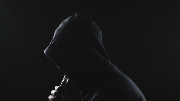 Video muže s e-cigaretami ve stínu - Záběry, video