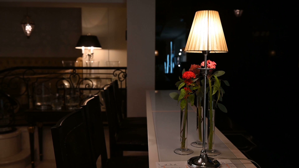 Otel odasının duvarında güzel bir lamba - Video, Çekim