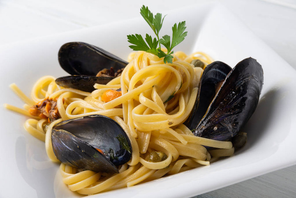 Piatto di deliziosi spaghetti con cozze, Cucina Italiana
 - Foto, immagini