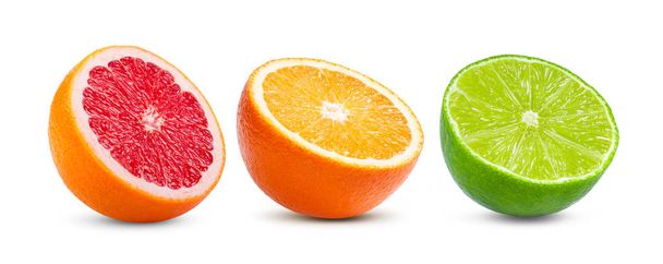 Zralá polovina růžové grapefruit citrusové plody pomerančové vápno plátek izolované na bílém pozadí.  - Fotografie, Obrázek