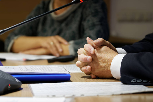 Toplantı ya da tartışma sırasında patronun elleri. Sıkıştırılmış serçe - Fotoğraf, Görsel
