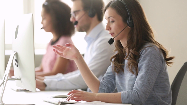 Centro de llamadas chica empleado proporcionar apoyo profesional al cliente
 - Metraje, vídeo