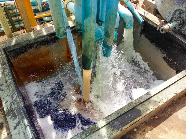 Passo de filtragem de água, processo de tratamento de águas residuais da fábrica
. - Foto, Imagem