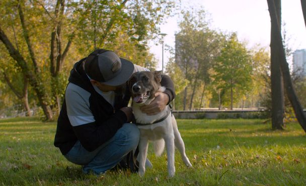 Parkta köpek ile Orta yaşlı adam - Fotoğraf, Görsel