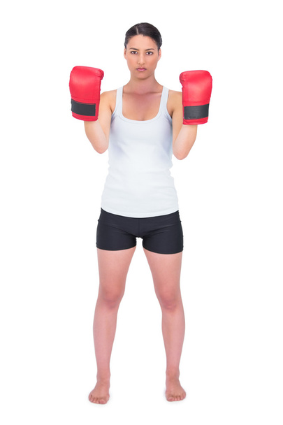 Modelo sano enojado con guantes de boxeo posando
 - Foto, imagen