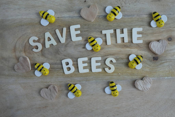 Sauvez les abeilles, message créatif composé de lettres, d'abeilles et de cœurs en bois
 - Photo, image
