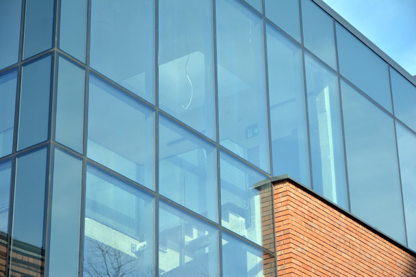 Detalhes modernos do edifício de escritório, superfície de vidro. Reflexão abstrata das fachadas de vidro da cidade moderna
 - Foto, Imagem