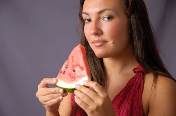 Portrait of woman with slice of watermelon - Foto, afbeelding