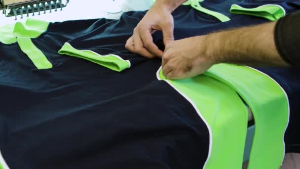 Trabalhador masculino verificando a costura em camisetas de algodão
 - Filmagem, Vídeo