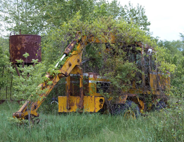Matériel agricole rouillé dans une grange abandonnée
 - Photo, image