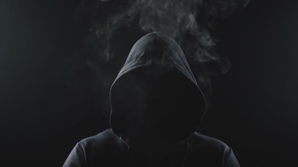 Video chlapa v kapuci s kouřem uvnitř - Záběry, video