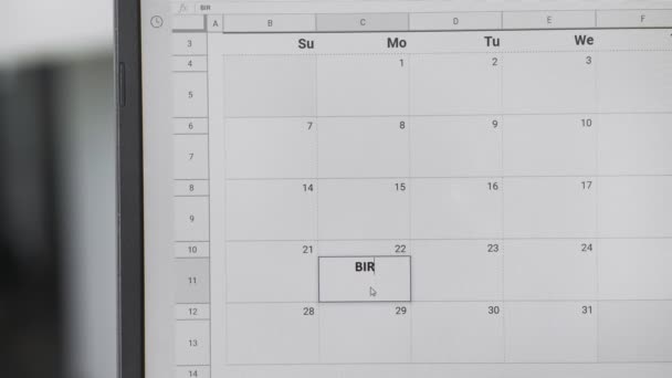 Het schrijven van Verjaardag op 22 op kalender om deze datum te herinneren. - Video