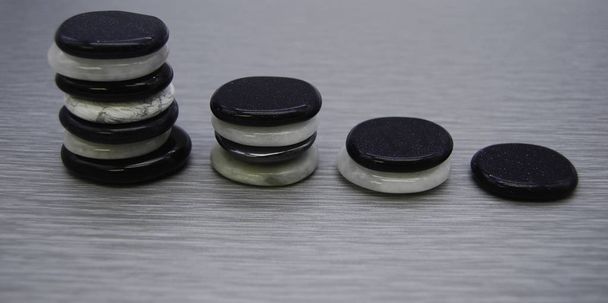 Platte stenen gestapeld om besparingen te tonen voor financiën, zwart-wit - Foto, afbeelding