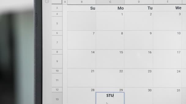 Pisanie Study Time na 29 w kalendarzu, aby zapamiętać tę datę. - Materiał filmowy, wideo