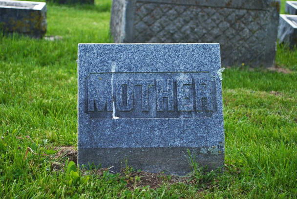lápida cubierta de moho muy viejo en un cementerio padre madre
 - Foto, Imagen