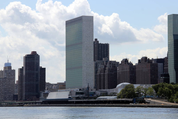 Vista da Ilha Roosevelt no Edifício das Nações Unidas sobre East River, Nova York, NY, EUA
 - Foto, Imagem