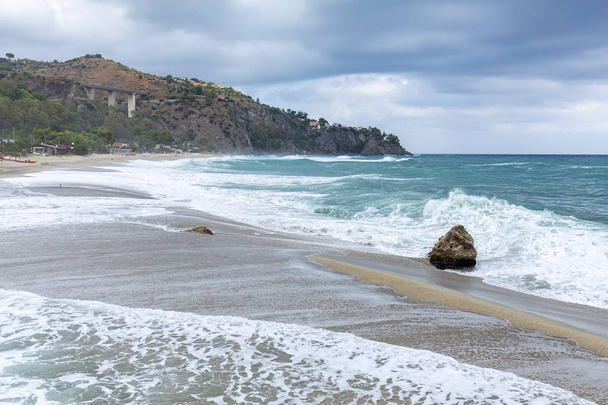 イタリア・カラブリア。美しい海の景色。パノラマのビーチの風景。自然を背景に地中海沿岸.  - 写真・画像