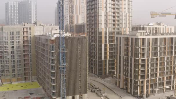 Yeni modern şehir binalarının hava manzarası ve vinç inşaatının kapatılması - Video, Çekim