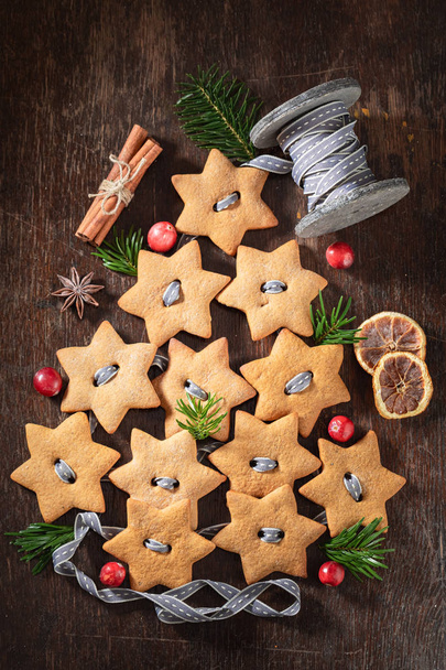 Zelfgemaakte ketting gemaakt van peperkoek koekjes als decoratie voor Kerstmis - Foto, afbeelding
