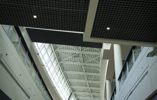 εργοστάσιο κατασκευή εσωτερικού χώρου στέγη βιομηχανικό πλαίσιο γεωμετρικά σχήματα και γραμμές άποψη στο διάδρομο πέρασμα  - Φωτογραφία, εικόνα