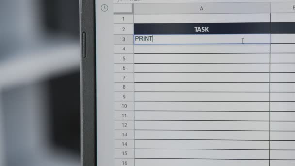 Person, die Aufgaben markiert, druckt Dokumente in Online-Plan aus, To-Do-Liste - Filmmaterial, Video