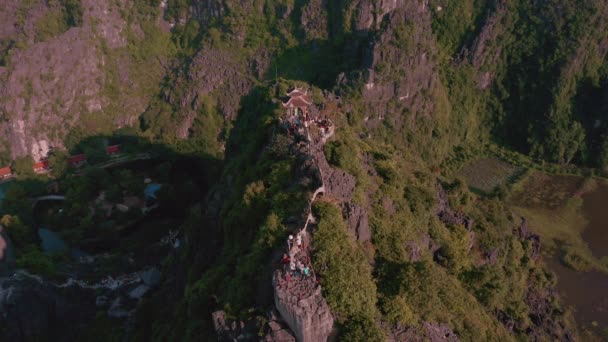 Günbatımı sırasında Ninh Binh, Vietnam 'daki ünlü Ejderha Heykeli ve Mua Mağaraları' nın hava görüntüleri - 2019 Sonbaharı - Video, Çekim