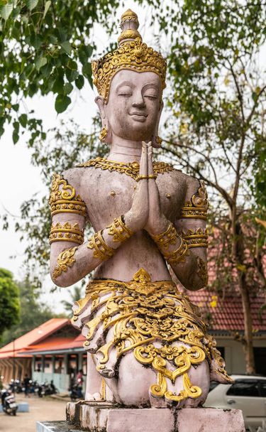 Bodhisattva szobor Wat Khunaram a Ko Samui szigeten, Thaiföld. - Fotó, kép