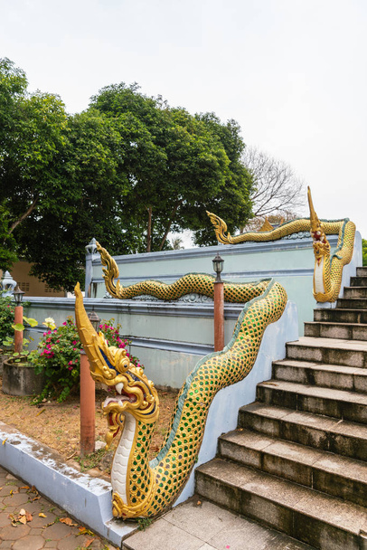 Cuerpo de serpiente como barandilla y cabeza como poste newal en la isla de Ko Samui
 - Foto, Imagen