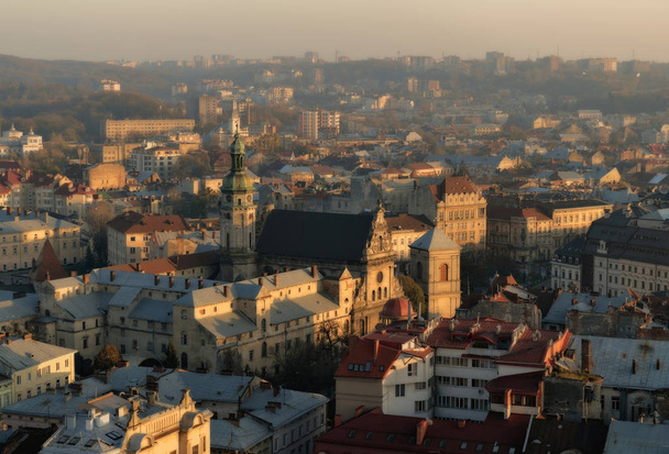 LVIV UKRAINE-: Top view from of the city hall in Lviv, Ukraine. Lviv bird's-eye view. Lviv old town from above. Aerial view of Latin Cathedral. - Foto, afbeelding