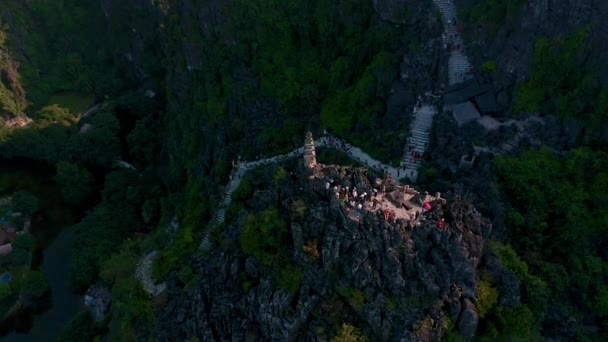 Luftaufnahmen der berühmten Drachenstatue und der Mua-Höhlen in Ninh Binh, Vietnam bei Sonnenuntergang - Herbst 2019 - Filmmaterial, Video