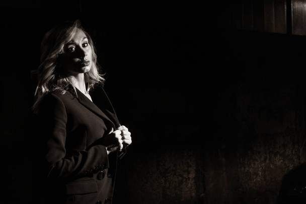 Noir film styl žena v černém obleku pózovat v podřadném autě par - Fotografie, Obrázek