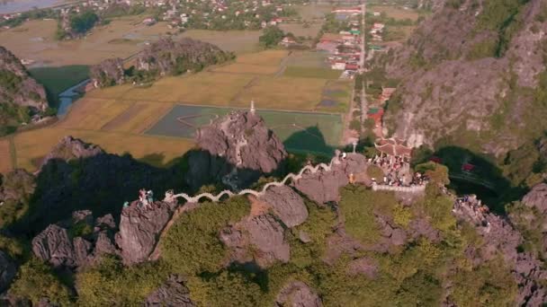Günbatımı sırasında Ninh Binh, Vietnam 'daki ünlü Ejderha Heykeli ve Mua Mağaraları' nın hava görüntüleri - 2019 Sonbaharı - Video, Çekim