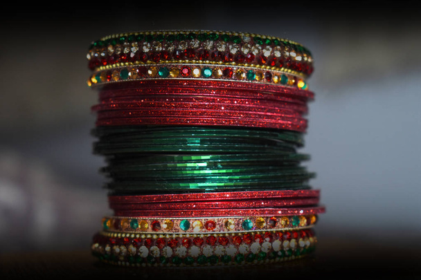 Indické náramky zelená červená zlatá pro ženy - Fotografie, Obrázek