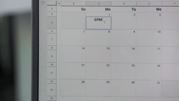 Pisanie siłowni na 1 w kalendarzu, aby zapamiętać tę datę. - Materiał filmowy, wideo