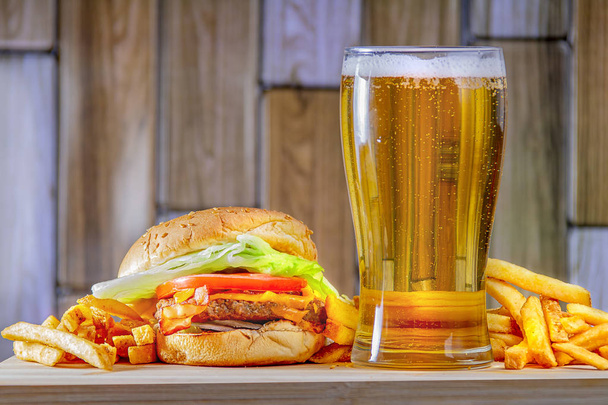 Bière et frites sur une assiette en bois
 - Photo, image