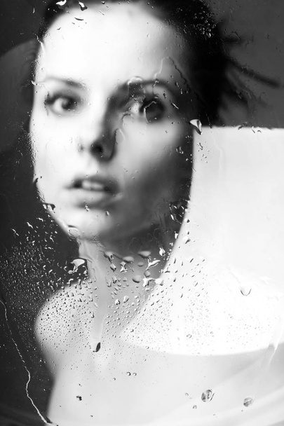 Gyönyörű fiatal lány fekete-fehér portré - Fotó, kép