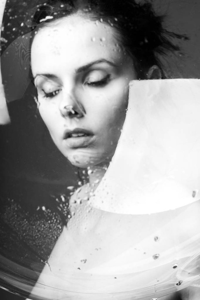beautiful young girl black and white portrait - Foto, Bild
