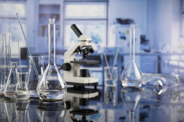 Interior de laboratorio científico moderno. Vidrio de laboratorio y microscopio en la mesa de vidrio
. - Foto, Imagen