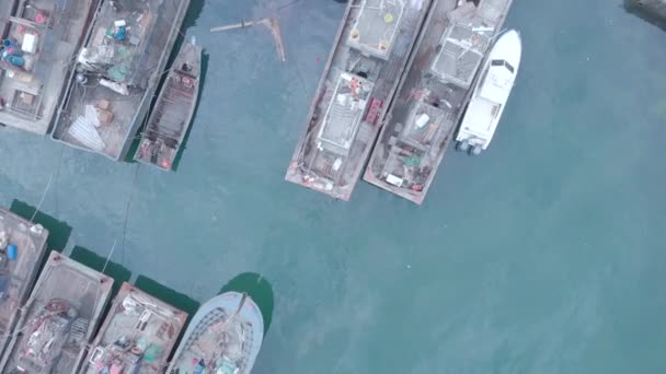 εναέρια επαγγελματική άποψη drone του λιμανιού ψαράδων με πρωινή ομίχλη Dalian, Κίνα, 19-6-19 - Πλάνα, βίντεο