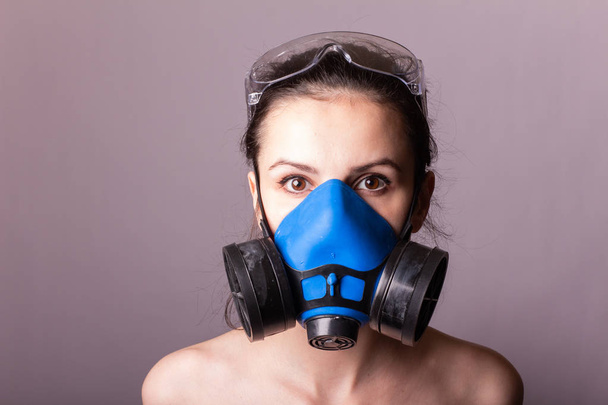 beautiful young girl in a respiratory mask - Фото, зображення