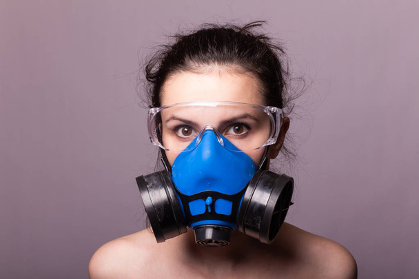 beautiful young girl in a respiratory mask - Фото, изображение
