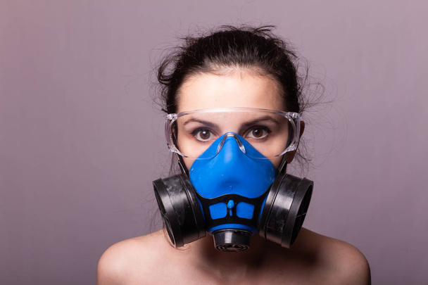 beautiful young girl in a respiratory mask - Foto, imagen