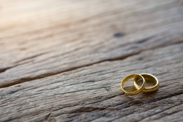 Twee gouden ringen op hout - Foto, afbeelding